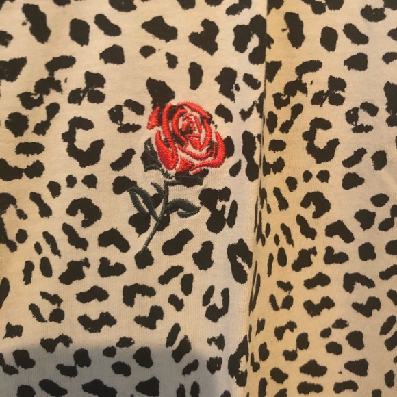 Leopard printed t-shirt with rose sz XL NWT - Picture 3 of 5